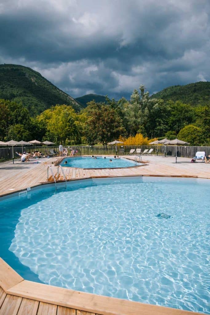 Les piscine du village Huttopia de Dieulefit dans la Drôme. crédit photo : Clara Ferrand - blog Wildroad