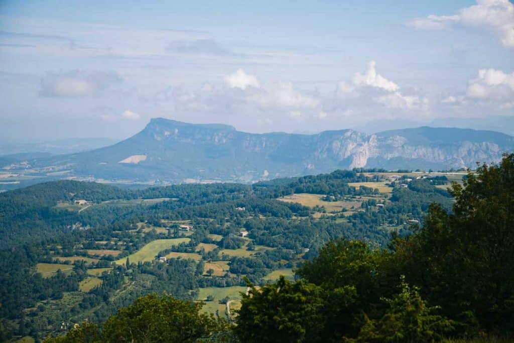 Le panorama sur la forêt de Saou et les 3 Becs depuis la montagne Saint-Maurice. crédit photo : Clara Ferrand - blog Wildroad