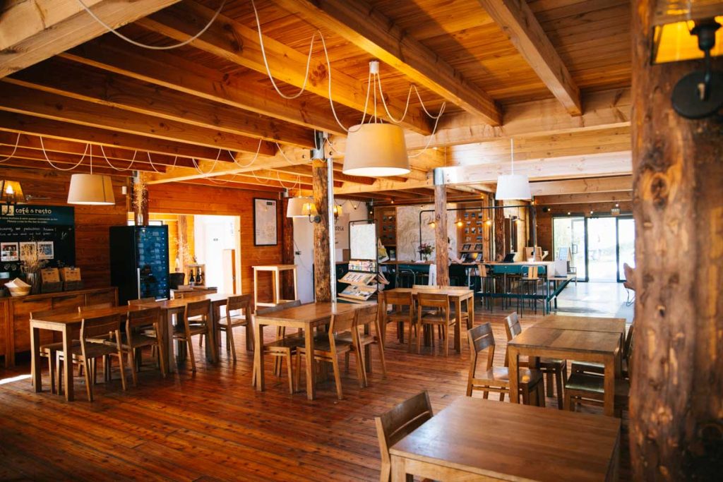 Le restaurant au coeur du village Huttopia de Dieulefit. crédit photo : Clara Ferrand - blog Wildroad