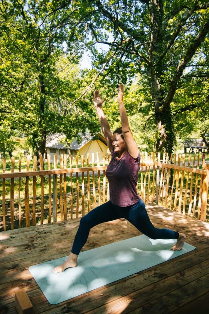 Séance de yoga matinal au village Huttopia. crédit photo : Clara Ferrand - blog Wildroad
