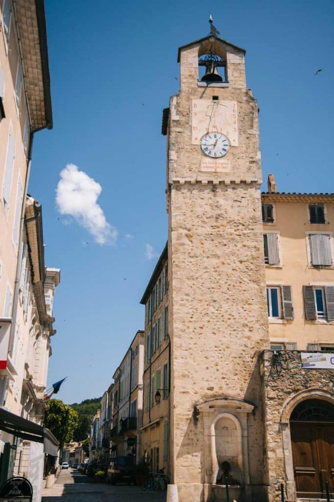 Visiter le centre-ville de Dieulefit dans la Drôme. crédit photo : Clara Ferrand - blog Wildroad