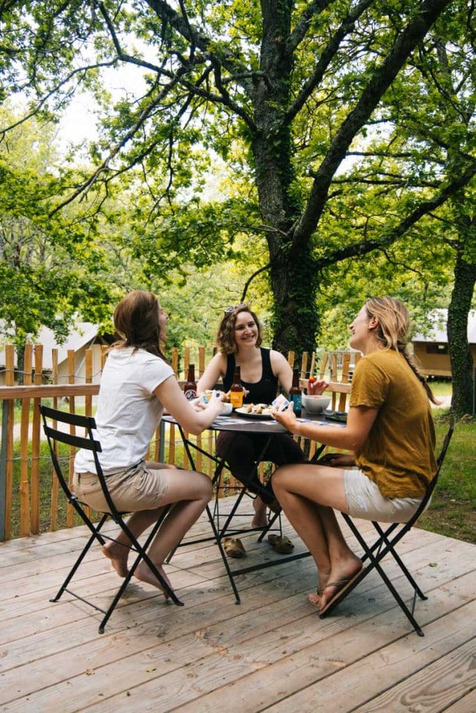Jeux de société pendant un week-end entre amis. crédit photo : Clara Ferrand - blog Wildroad
