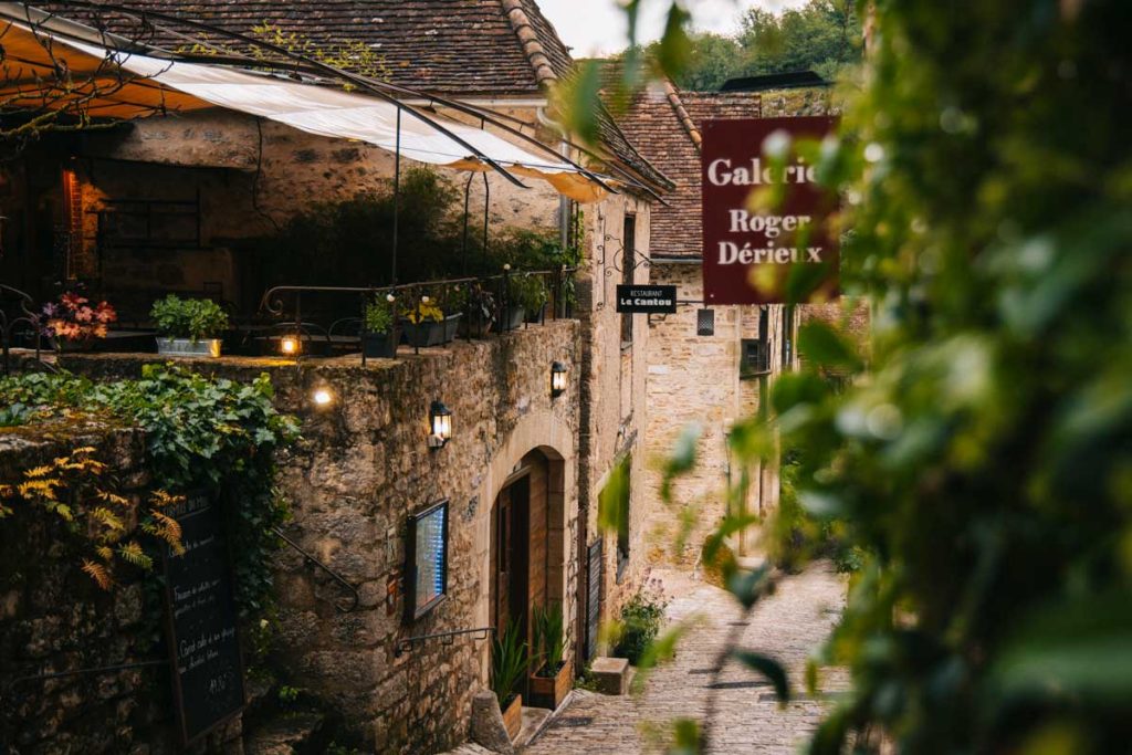Adresse de restaurant le Cantou à Saint-Corq-Lapopie. crédit photo : Clara FERRAND - blog Wildroad