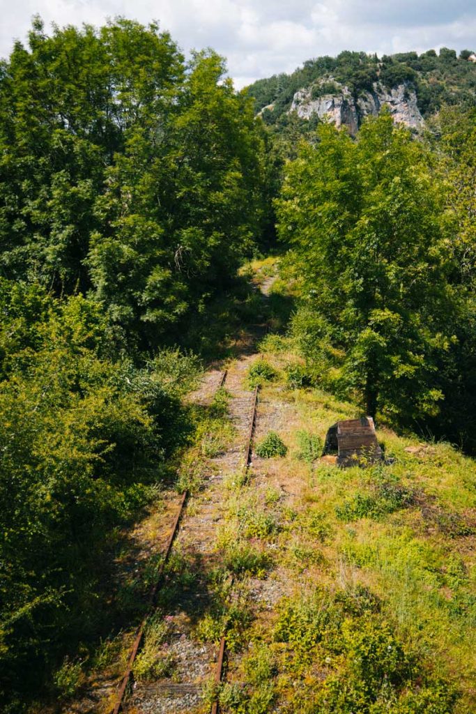L'ancienne vois de chemin de fer dans la vallée du lot. crédi tphoto : Clara Ferrand - blog Wildroad