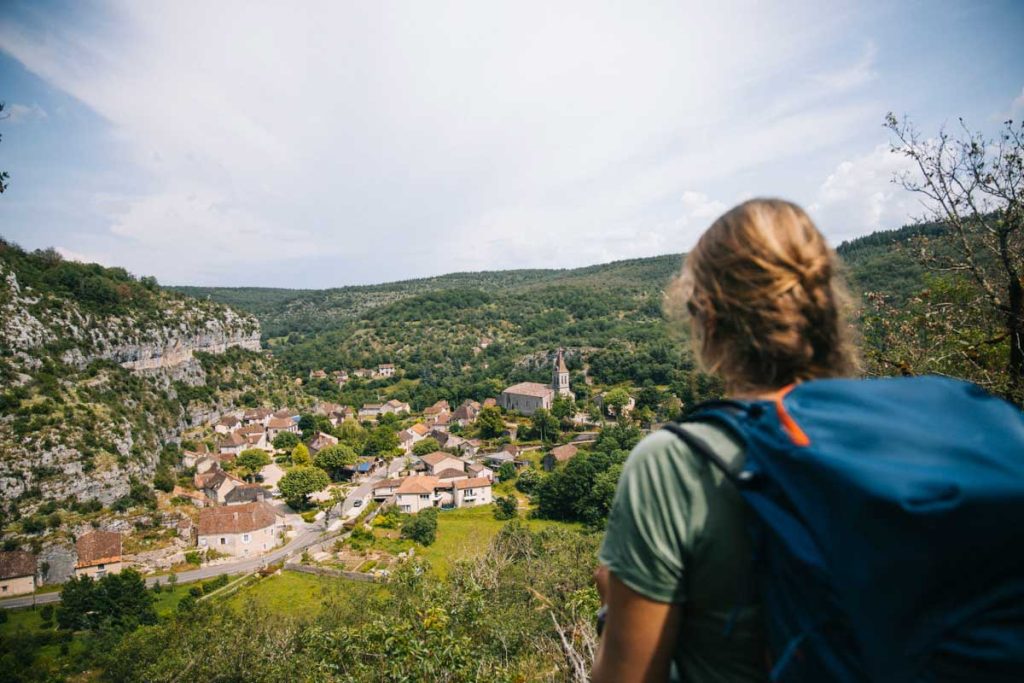 Arrivée à la fin de l'étape 1 au village de Cabrerets. crédit photo : Clara FERRAND - blog Wildroad