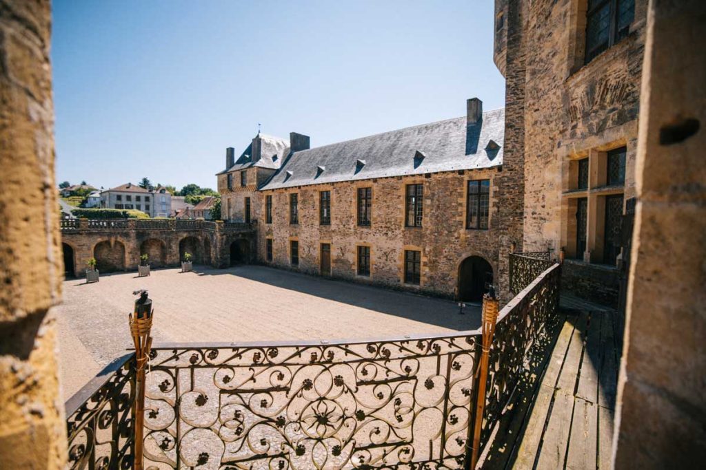 Le balcon romantique du premier étage du chateau de Jumilhac. crédit photo : Clara FERRAND - blog Wildroad