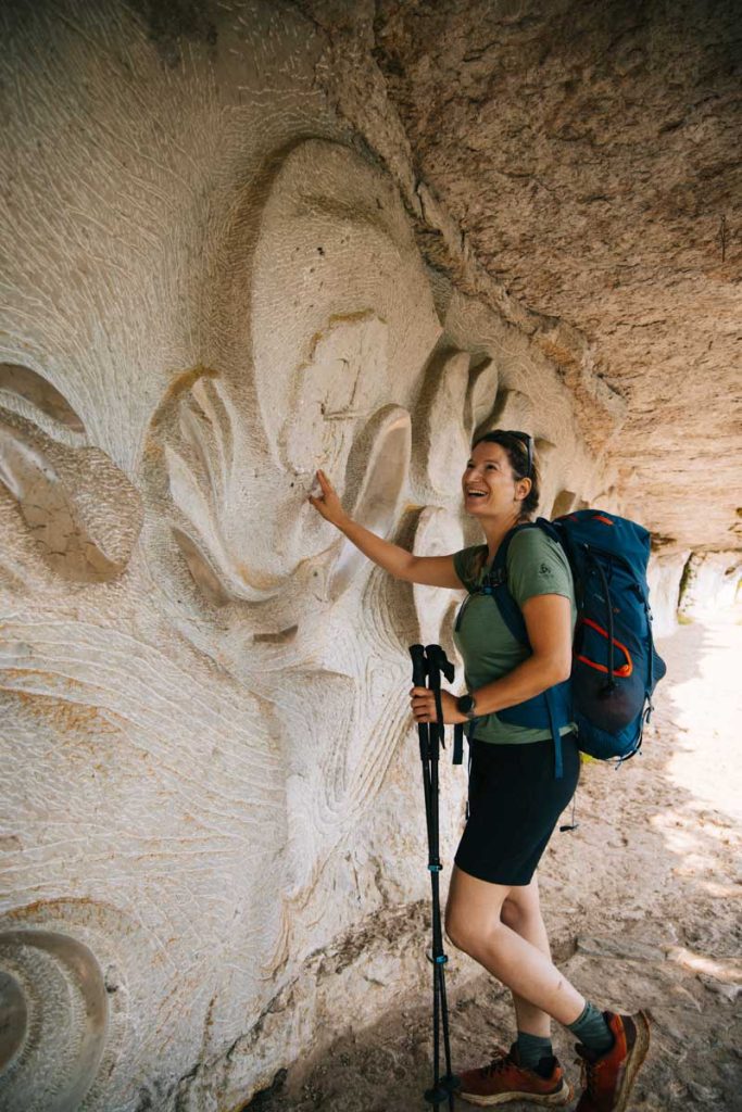 Le bas relief du chemin de Halage de Bouziès. crédit photo : Clara Ferrand - blog Wildroad