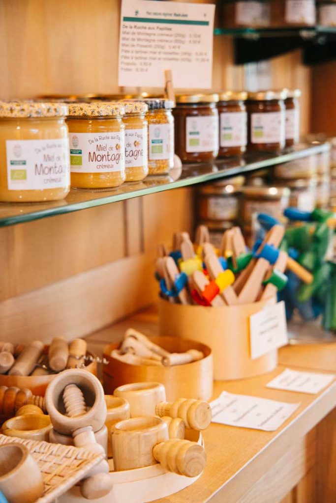 Boutique avec jouet en bois à la maison du Parc Haut-Jura. crédit photo : Clara Ferrand -blog Wildroad
