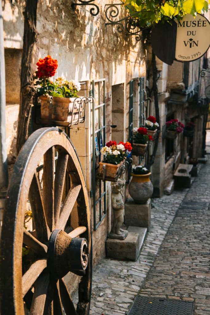 Les boutiques du village de Saint-cirq-lapopie. crédit photo : Clara Ferrand - blog Wildroad