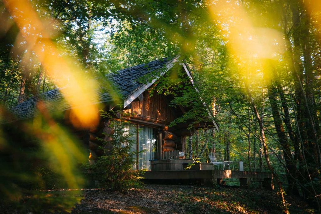 La cabane dans les bois un hébergement au moulin de la Jarousse. crédit photo : Clara FERRAND - blog Wildroad