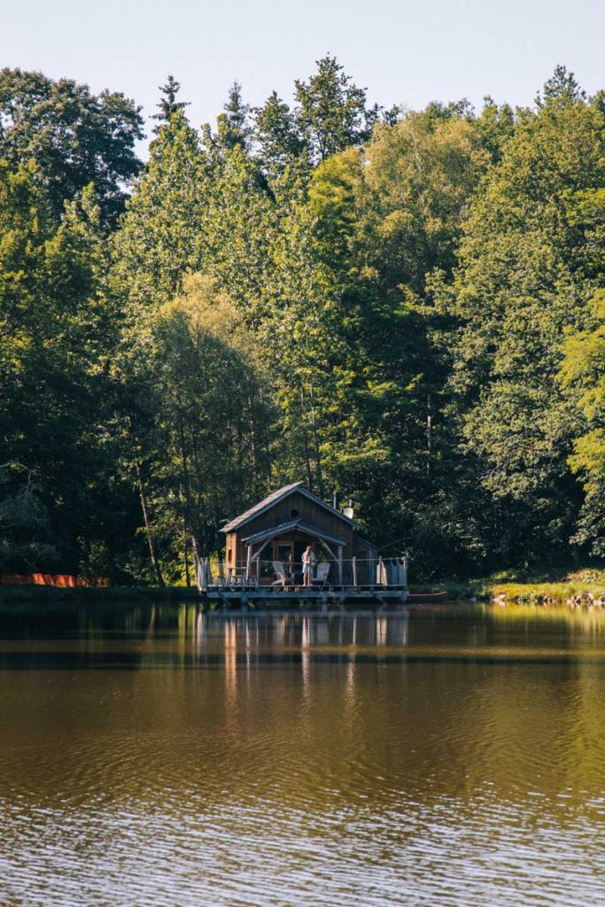 Les cabanes flottante hébergement insolite au moulin de la Jarousse. crédit photo : Clara Ferrand - blog Wildroad