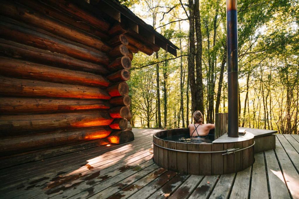 Bain nordique privatif aux cabanes dans les bois du moulin de la Jarousse. crédit photo : Clara FERRAND - blog Wildroad