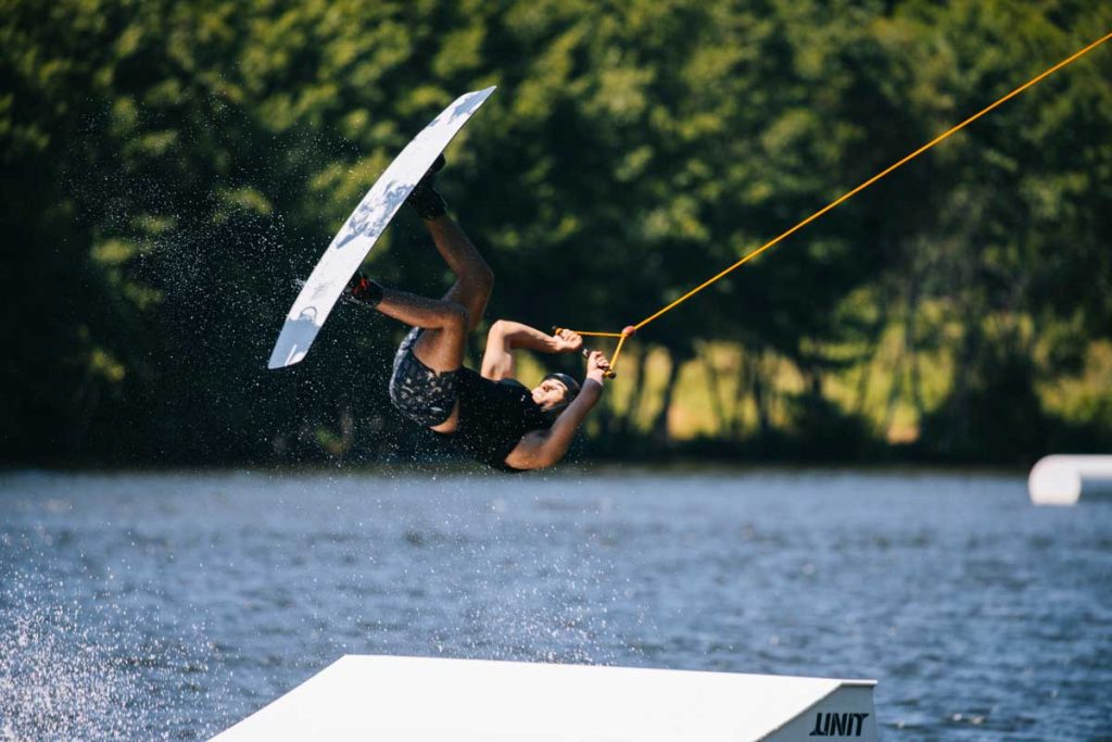Faire du Wakeboard grâce au câble de la base de loisir de Rouffiac. crédit photo : Clara FERRAND - blog Wildroad
