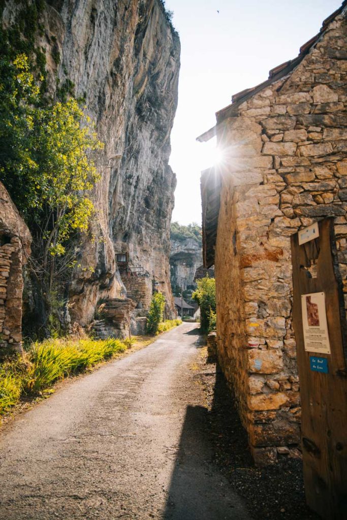 Découvrir le Vieux-bourg et ses maison semi-troglodyte à Cabrerets. crédit photo : Clara Ferrand - blog Wildroad