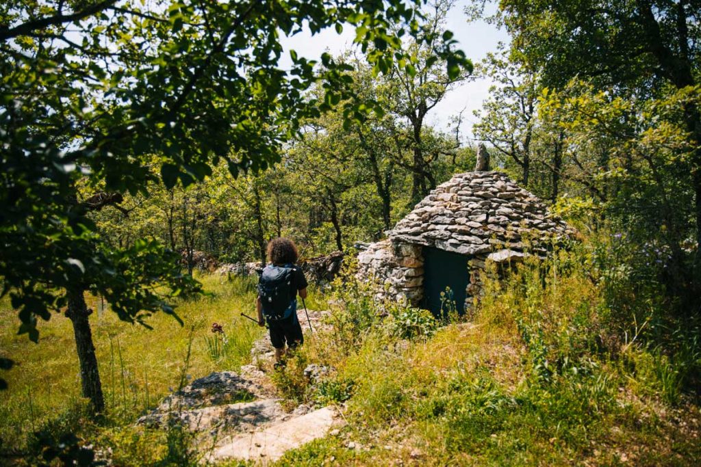 Les capelle ces abris en pierre typique de la vallée du Lot. crédit photo : Clara FERRAND - blog Wildroad