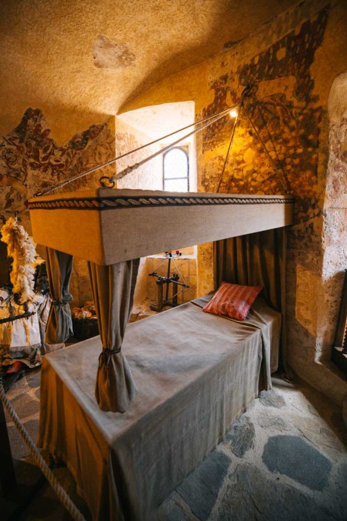 La chambre de la naissance de la légende de la fileuse au chateau de Jumilhac. crédit photo : Clara Ferrand - blog Wildroad