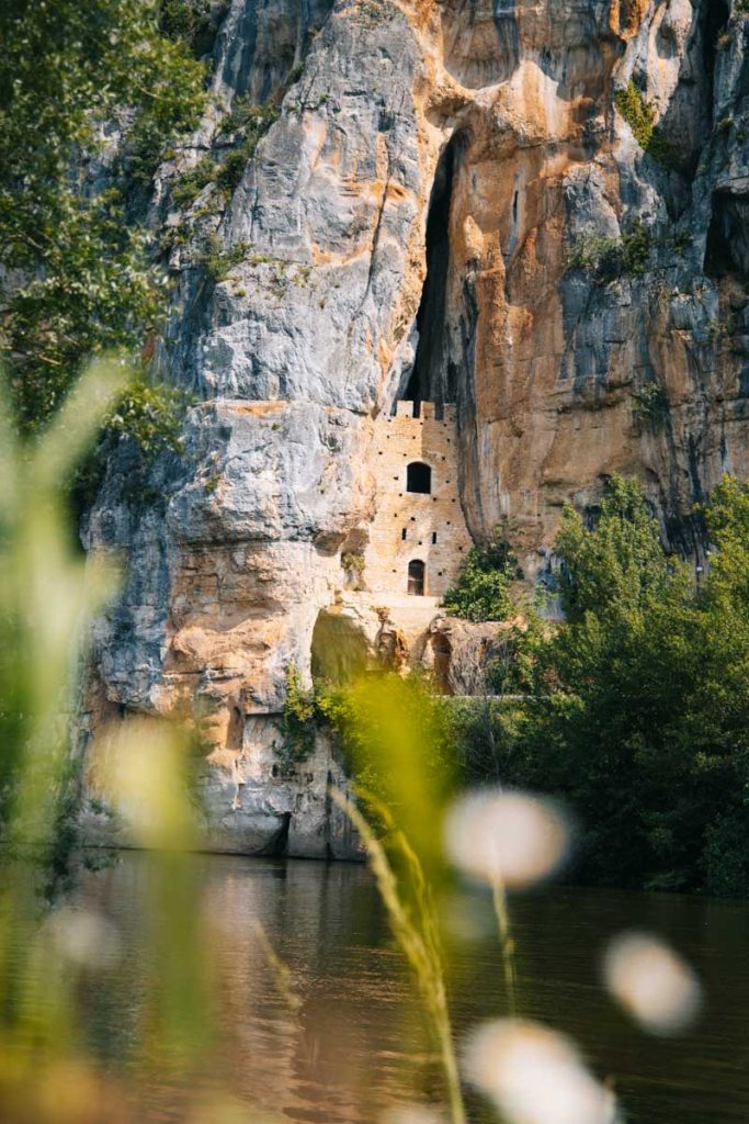 Chateau coincé dans la roche dans la vallée du Lot au port de bouziès. crédit photo : clara Ferrand - blog Wildroad