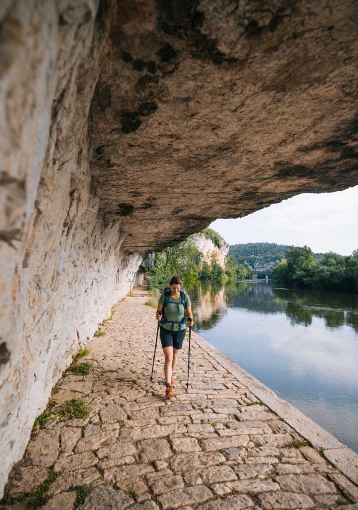 Le chemin de halage entre bougies et Saint-Cirq-Lapopie. crédit photo : Clara Ferrand - blog Wildroad
