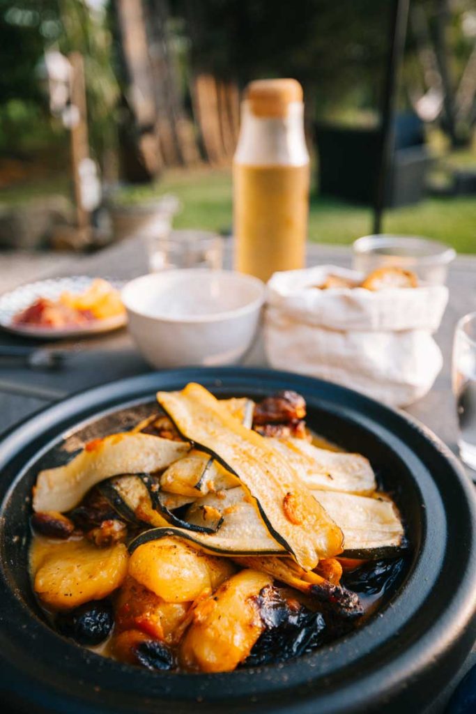 Cuisine de la caravane éphémère du domaine de la Béchadie. crédit photo : Clara FERRAND blog Wildroad