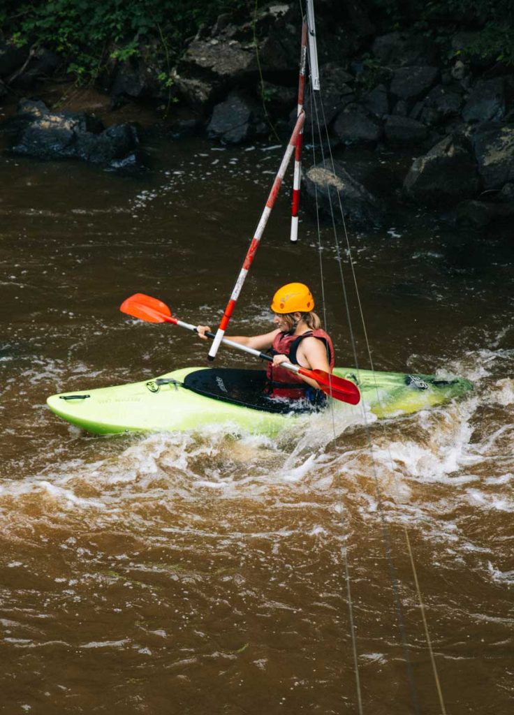 Initiation au kayak en eau-vive dans les gorges de l'Auvézère en Dordogne. crédit photo : Clara FERRAND - blog Wildroad