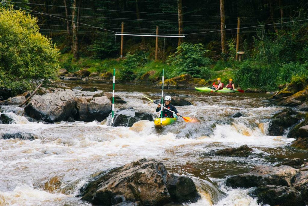 Activité outdoor à faire en Dordogne : la descente en kayak des gorges de l'Auvézère. crédit photo : Clara FERRAND - blog Wildroad
