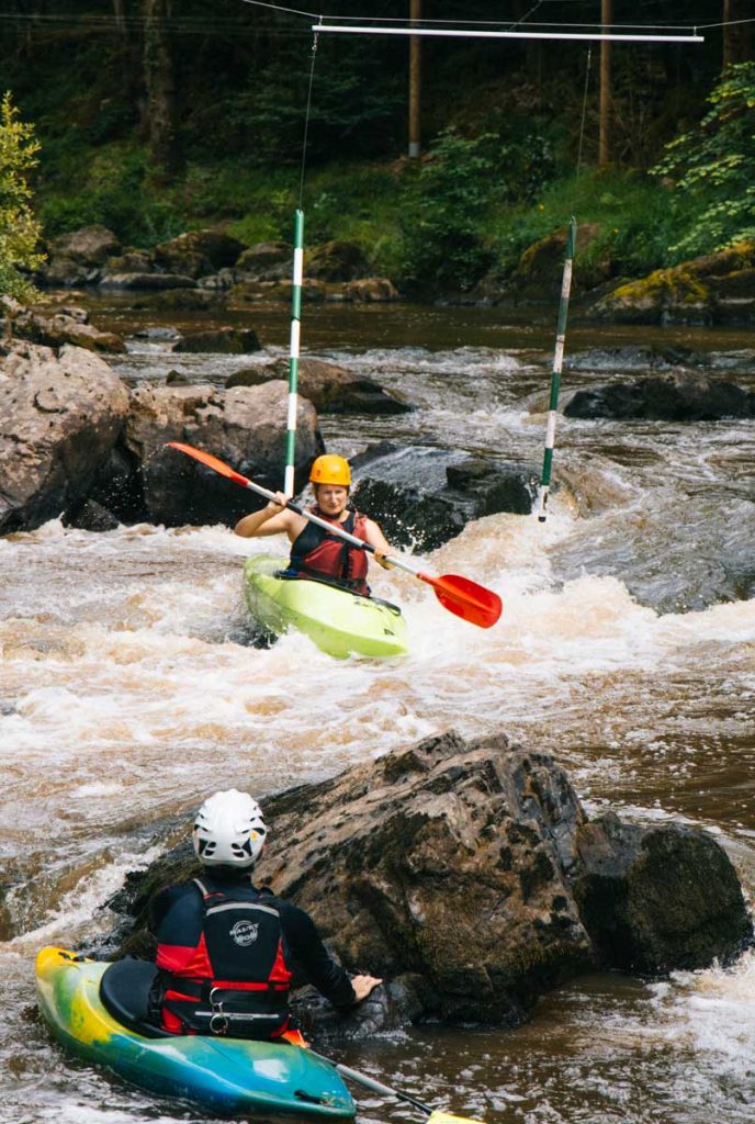 Descente sportive des gorges de l'Auvézere en kayak. crédit photo : Clara FERRAND - blog Wildroad
