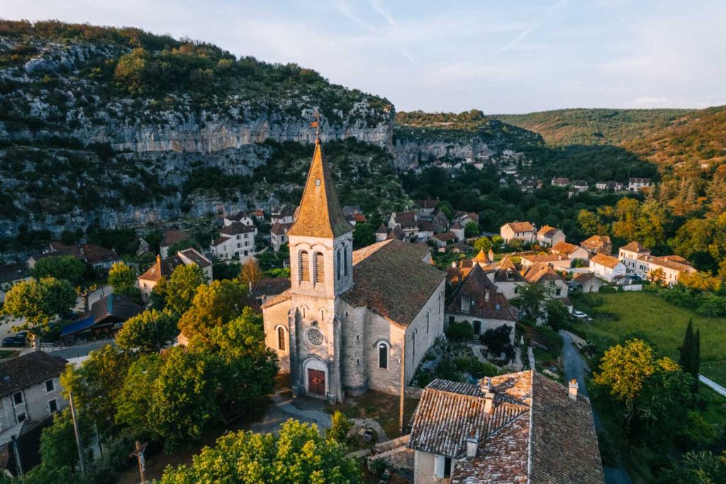 L'église du village de Cabrerets à la fin de la 1 ère étape de la Via Causs'mos. crédit photo : Clara FERRAND - blog Wildroad