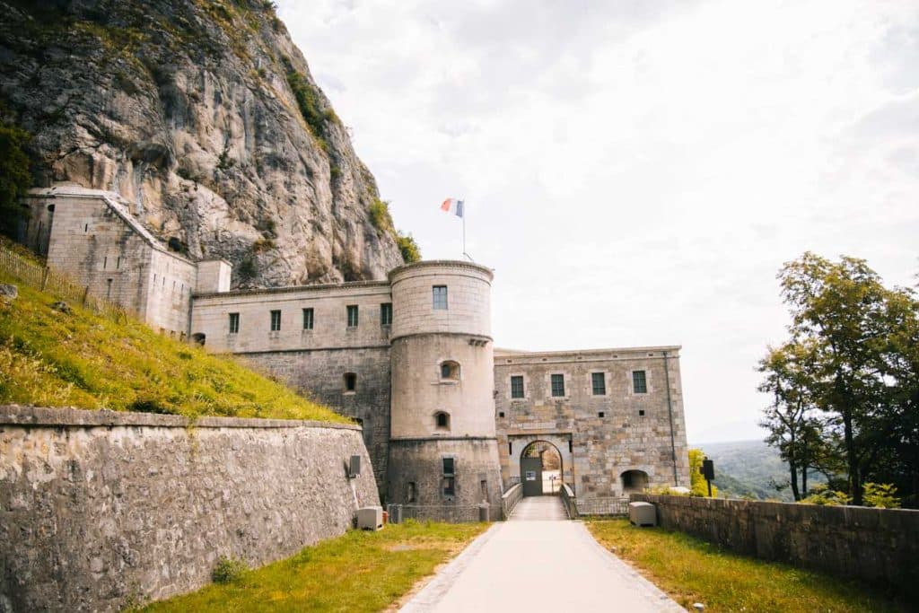 L'entrée de la porte de France à fort l'Écluse. crédit photo : Clara FERRAND - blog Wildroad
