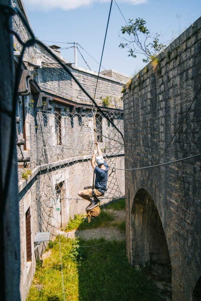 Activité à faire au pays de Gex : le parcours aventure de Fort l'Écluse. crédit photo : Clara FERRAND - blog Wildroad