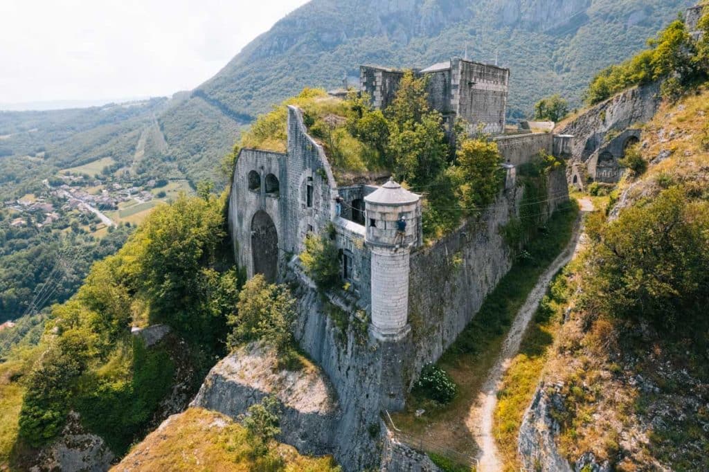 Découvrir le parcours aventure du pays de Gex au fort l'Écluse. crédit photo : Clara FERRAND - blog Wildroad