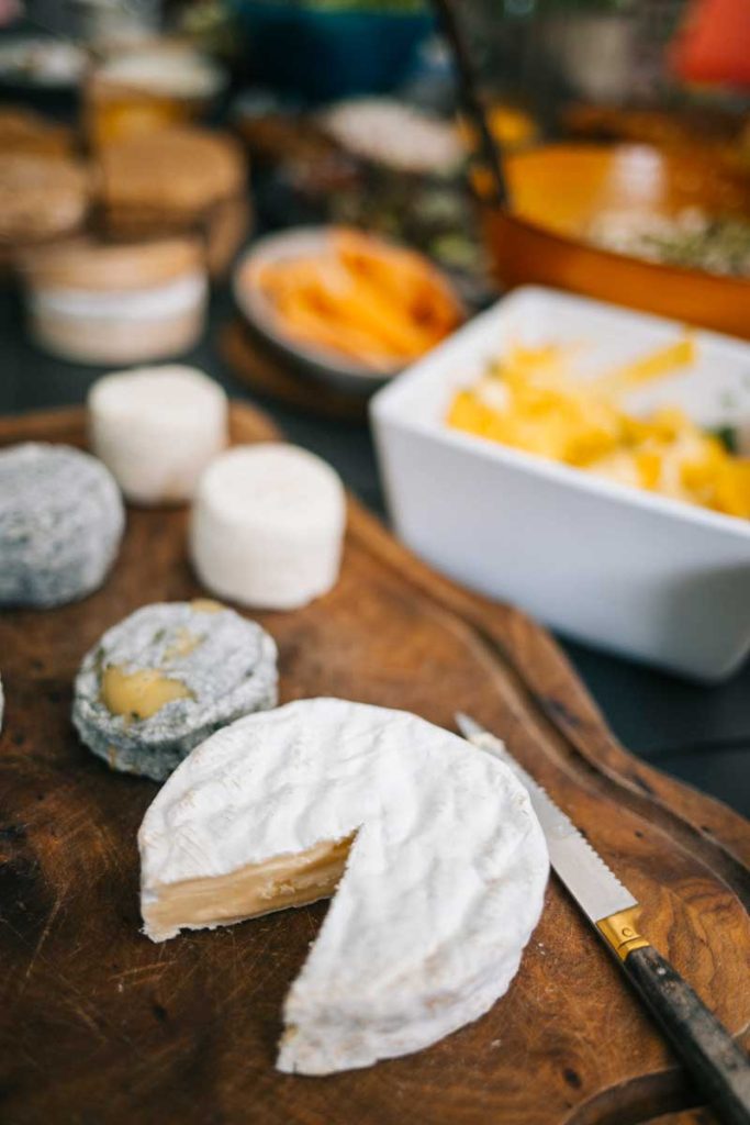 Production de fromages au lait cru par la ferme de Beausoleil Périgord Vert. crédit photo : Clara FERRAND - blog Wildroad