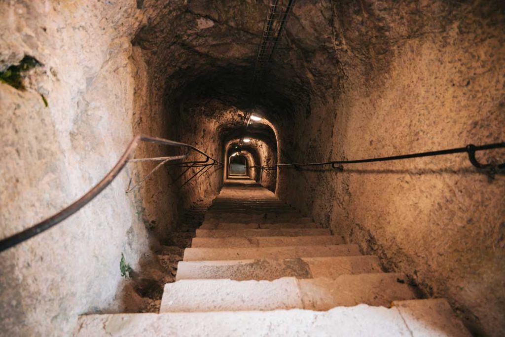 Les escaliers de la galerie couvert de Fort l'Écluse. crédit photo : Clara FERRAND - blog Wildroad