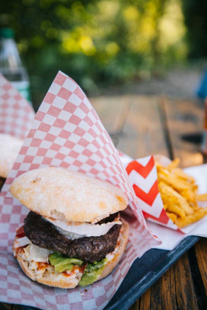 Les hamburger dufood truck de la petit qu'inepte du fort l'Écluse. crédit photo : Clara FERRAND - blog Wildroad
