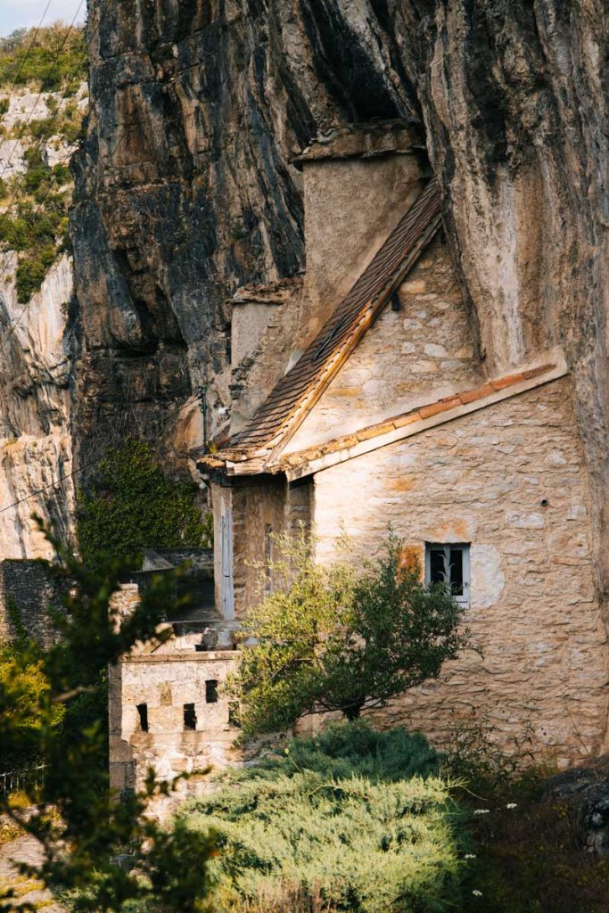 Une maison semi-troglodyte au vieux-bourg de Cabrerets. crédit photo : Clara Ferrand- blog Wildroad