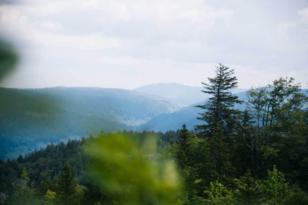 La station des monts du Jura et le massif. crédit photo : Clara FERRAND - blog Wildroad