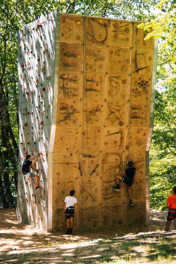 Le mur d'escalade de la base de loisir de Rouffiac. crédit photo : Clara FERRAND - blog Wildroad