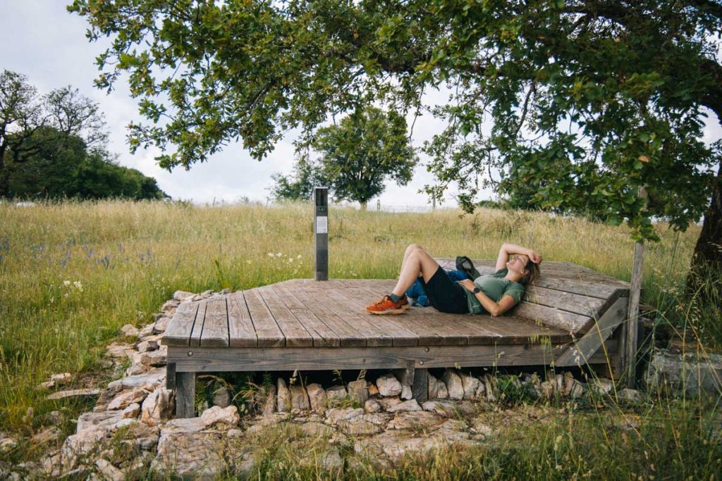 L'oeuvre d'art Lo Sautador au col du Lièvre. crédit photo : Clara FERRAND - blog Wildroad