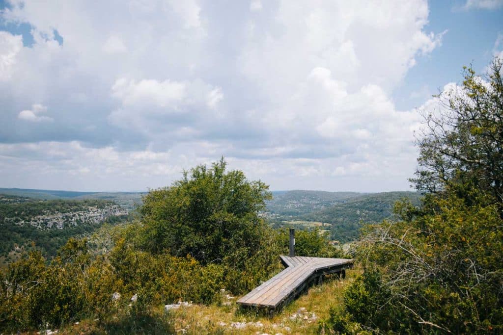 Les oeuvres d'art de la randonnée itinérante de la Via Causs'Mos. crédit photo : Clara FERRAND - blog Wildroad