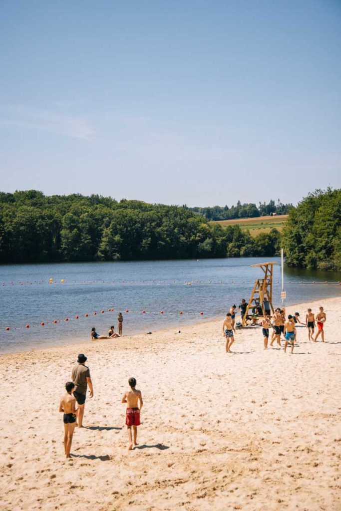 La base de loisir de Rouffiac et sa plage pour se baigner en Dordogne. crédit photo : Clara Ferrand - blog Wildroad
