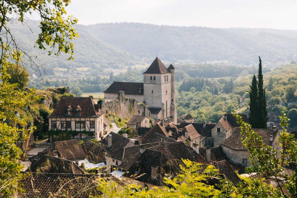 Point de vue sur le village de Saint-Cirq-Lapopie. crédit photo : Clara FERRAND - blog Wildroad