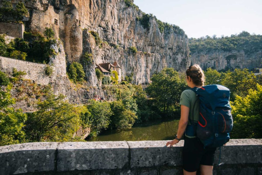 Les essentiels à avoir dans son sac à dos pour randonnée dans la vallée du Lot et du Célé. crédit photo : Clara Ferrand- blog Wildroad