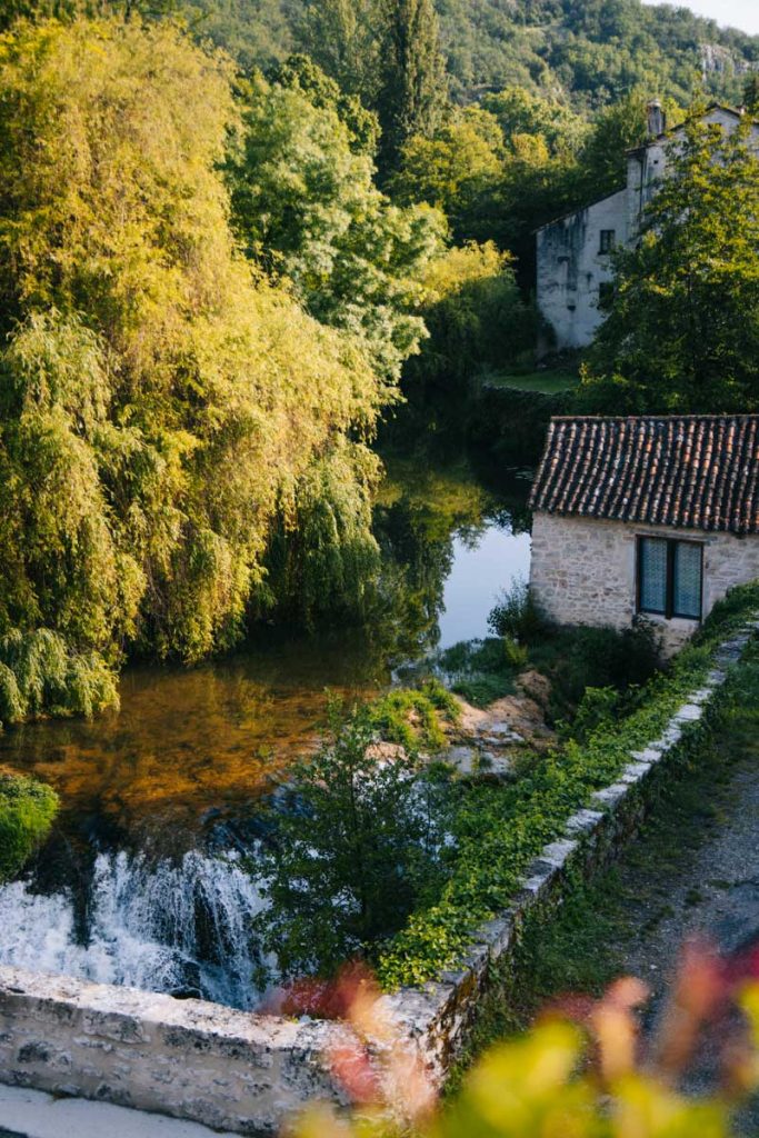 Départ de la randonnée depuis le village de Vers dans le Lot. crédit photo : Clara FERRAND - blog Wildroad