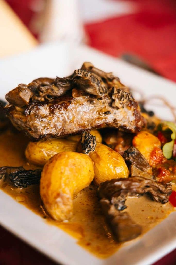 Le restaurant de la petite chaumière au col de la Faucille. crédit photo : Clara FERRAND - blog Wildroad