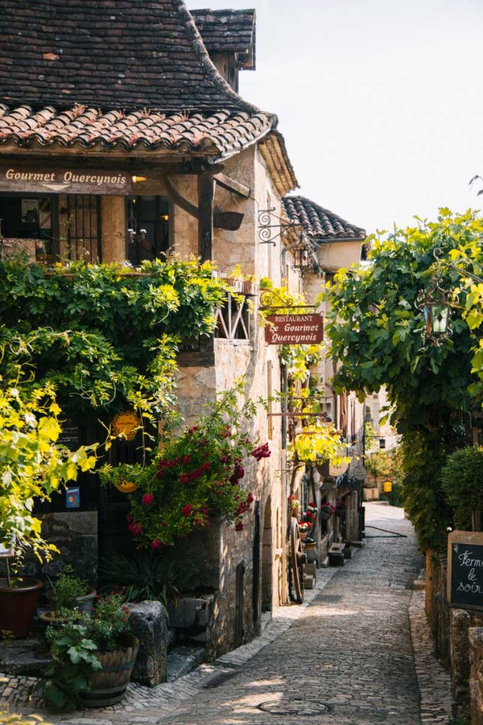 Les ruelles du plus beaux village de france : Saint-cirq-Lapopie. crédit photo : Clara Ferrand - blog Wildroad