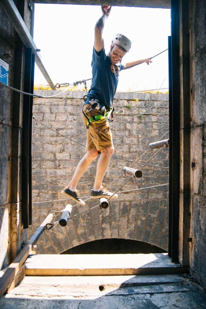 Sensation fortes au parcours aventure de Fort l'Écluse dans l'Ain. Crédit photo : Clara FERRAND -blog Wildroad