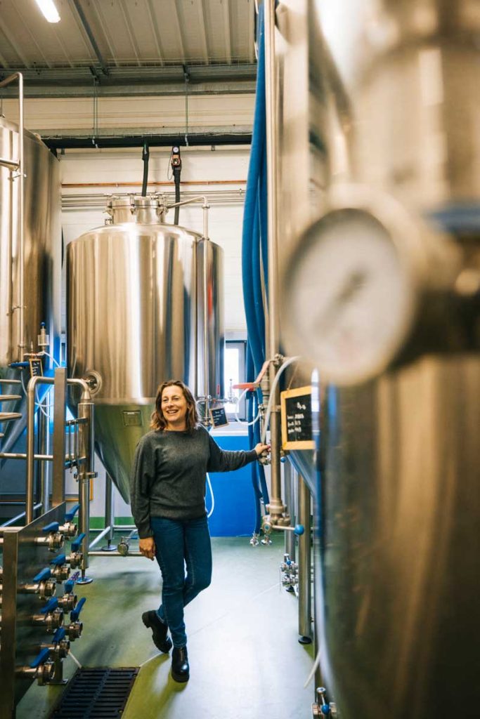 Stéphanie de la Brasserie Gessionne au pays de Gex. crédit photo : Clara FERRAND - blog Wildroad