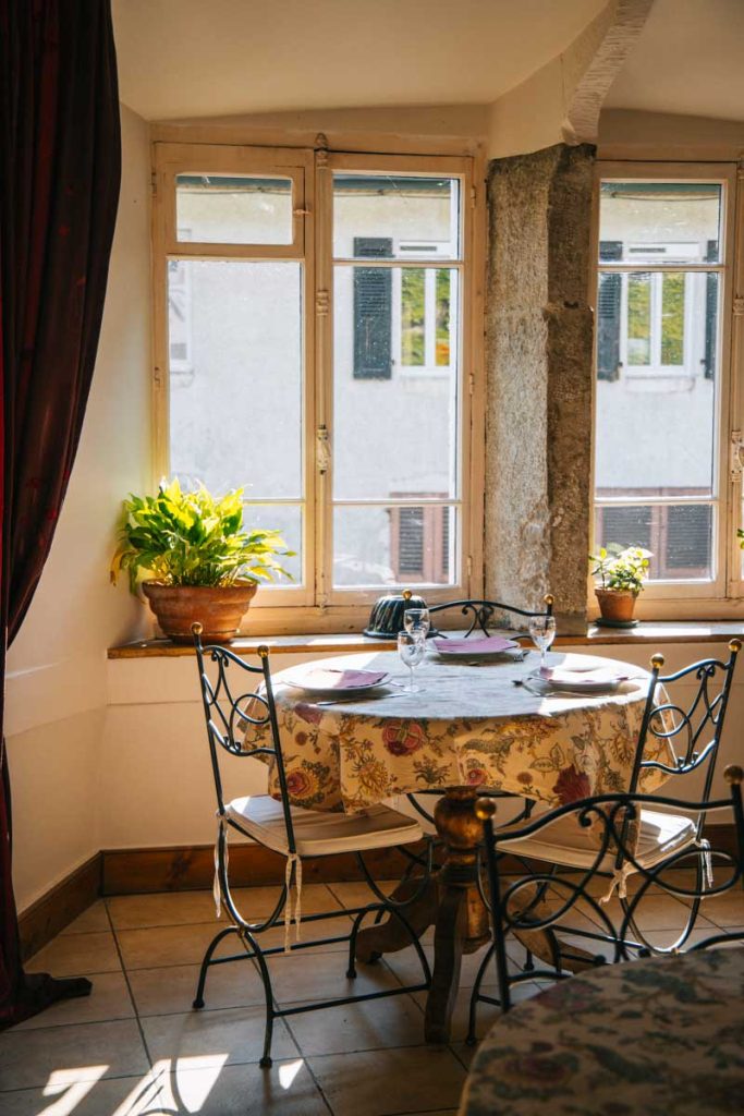 Table d'hôte au relais des moines dans le Jura. crédit photo : Clara FERRAND -blog Wildroad