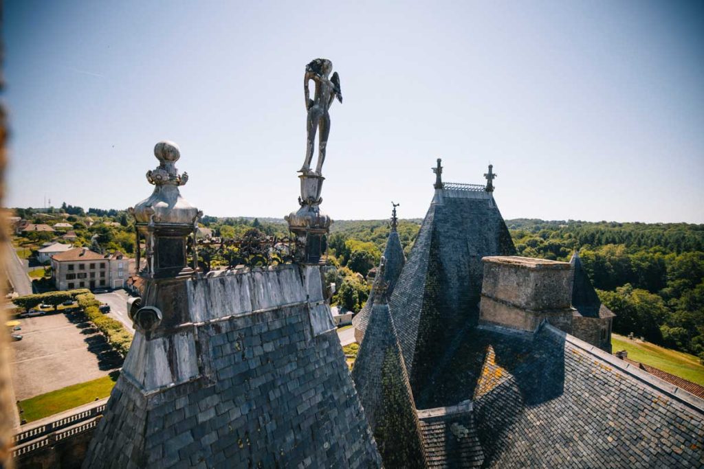 Les épis de faitage du chateau de Jumilhac à l'origine de la quitte de la pierre philosophale. crédit photo : Clara FERRAND - blog Wildroad