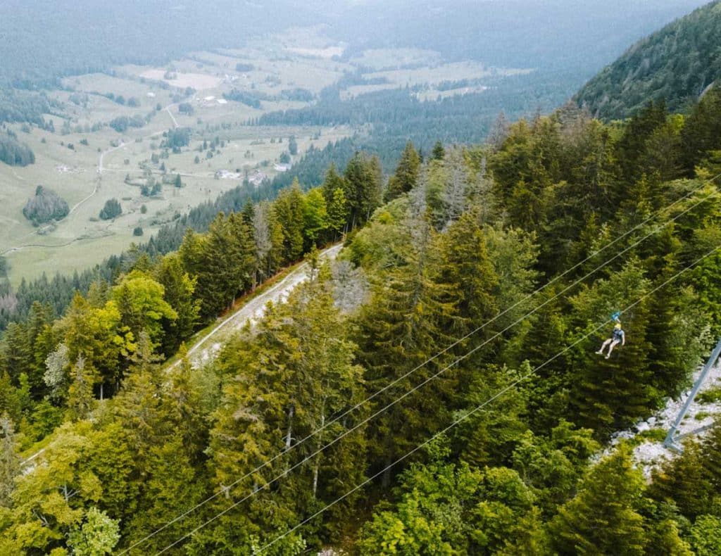 la tyrolienne du col de la Faucille. crédit photo : Clara Ferrand - blog Wildroad