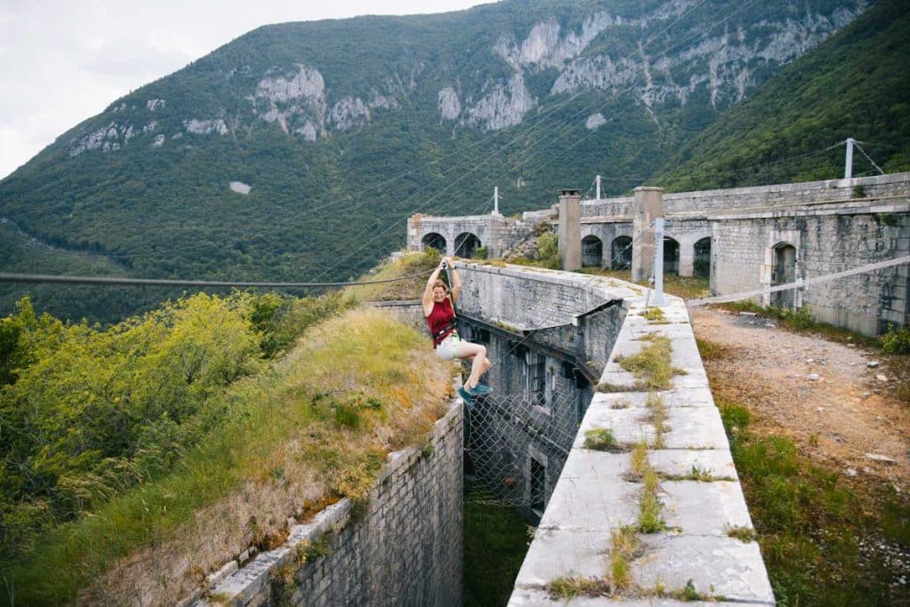 Le parcours aventure de Fort l'Écluse supérieur. crédit photo : Clara FERRAND - blog Wildroad